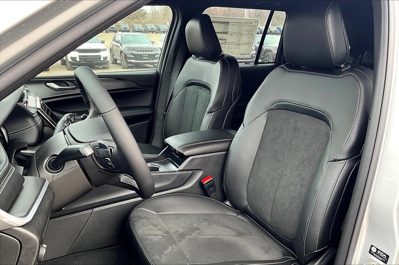 2025 Jeep Grand Cherokee ALTITUDE 4X4 | Leather | Power Sunroof | SideSteps Photo