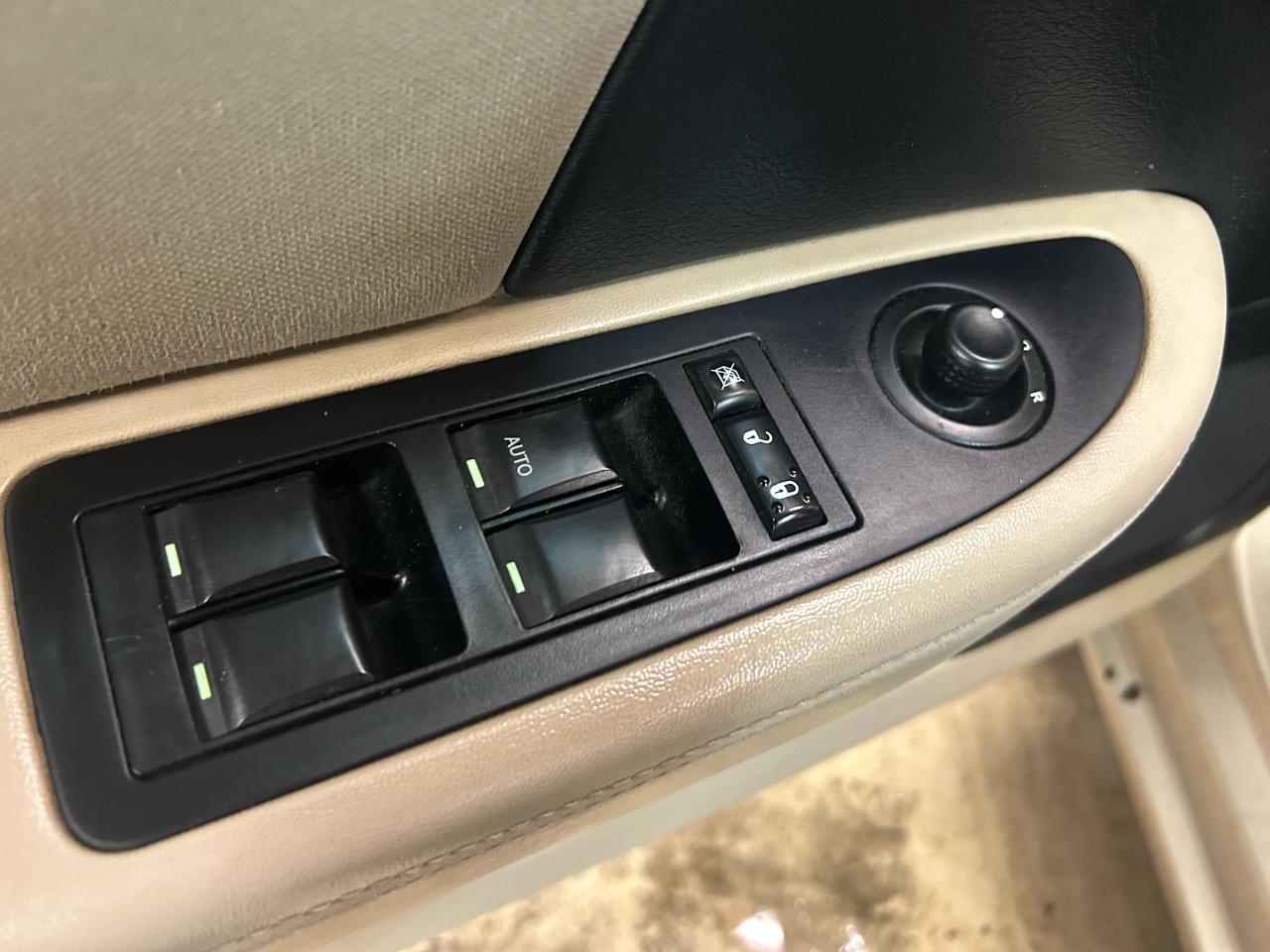 2013 Chrysler 200 LX - Photo #13