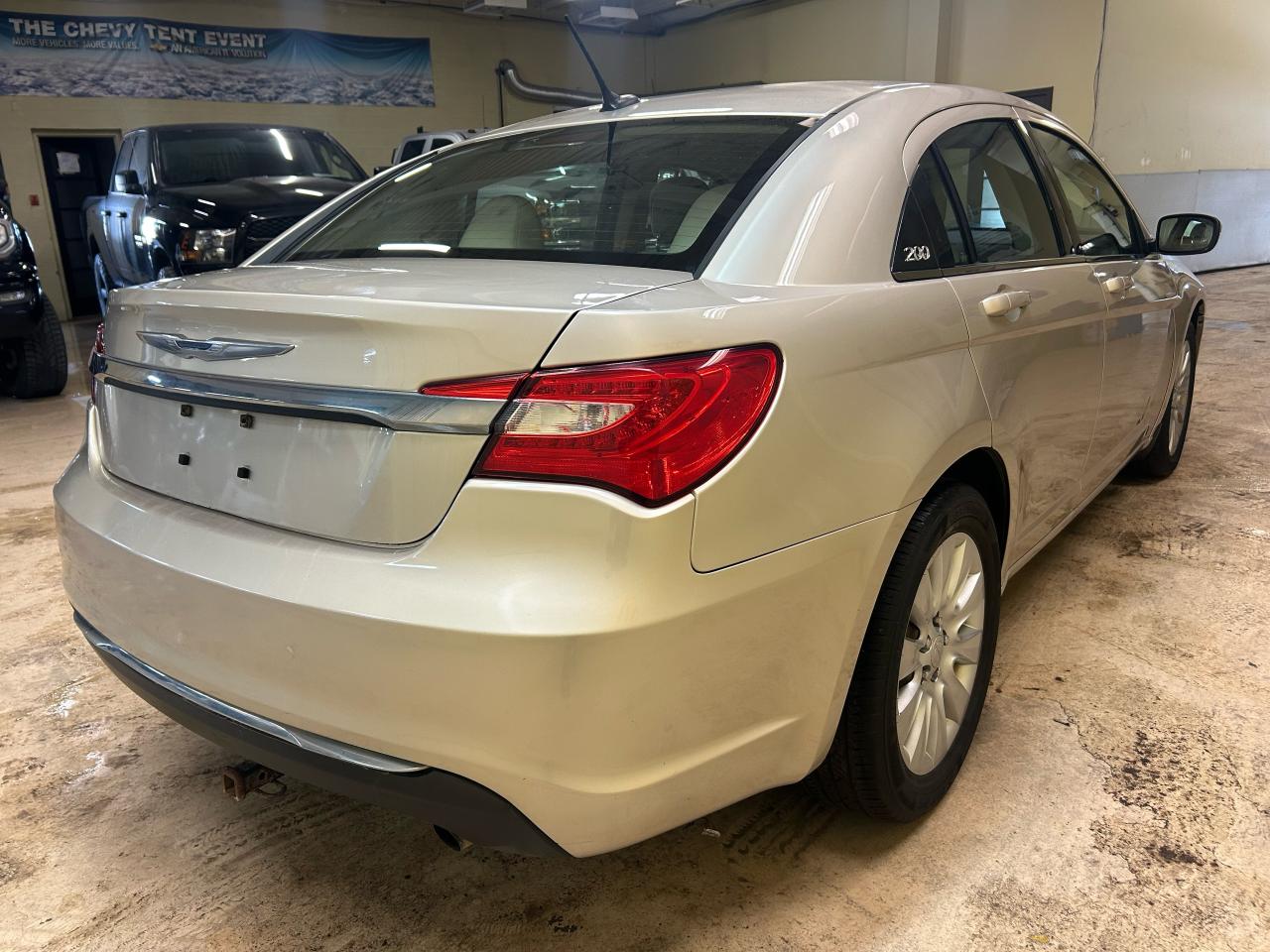 2013 Chrysler 200 LX - Photo #5