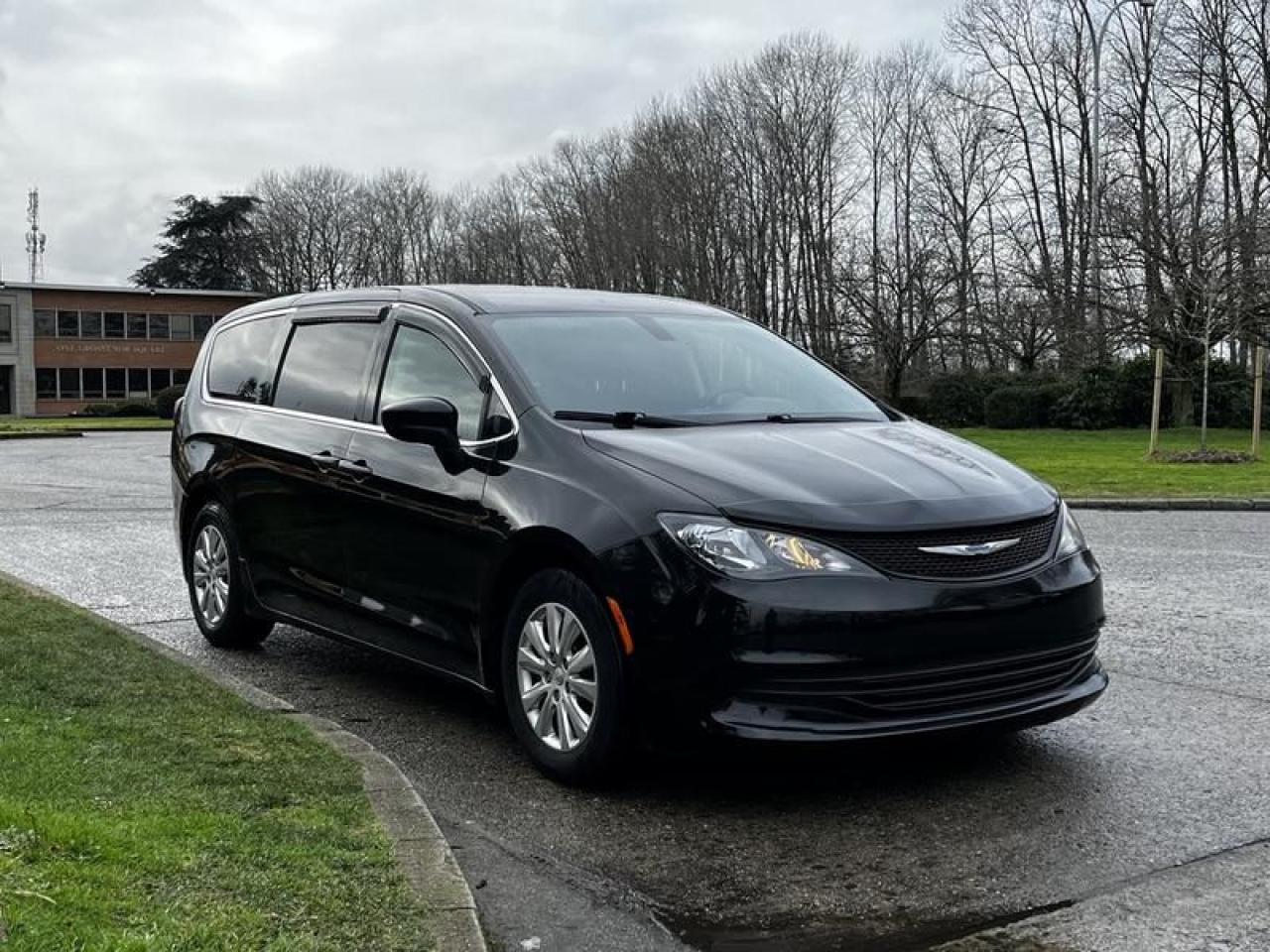 Used 2018 Chrysler Pacifica Touring Plus Front-wheel Drive Passenger Van Automatic for sale in Burnaby, BC