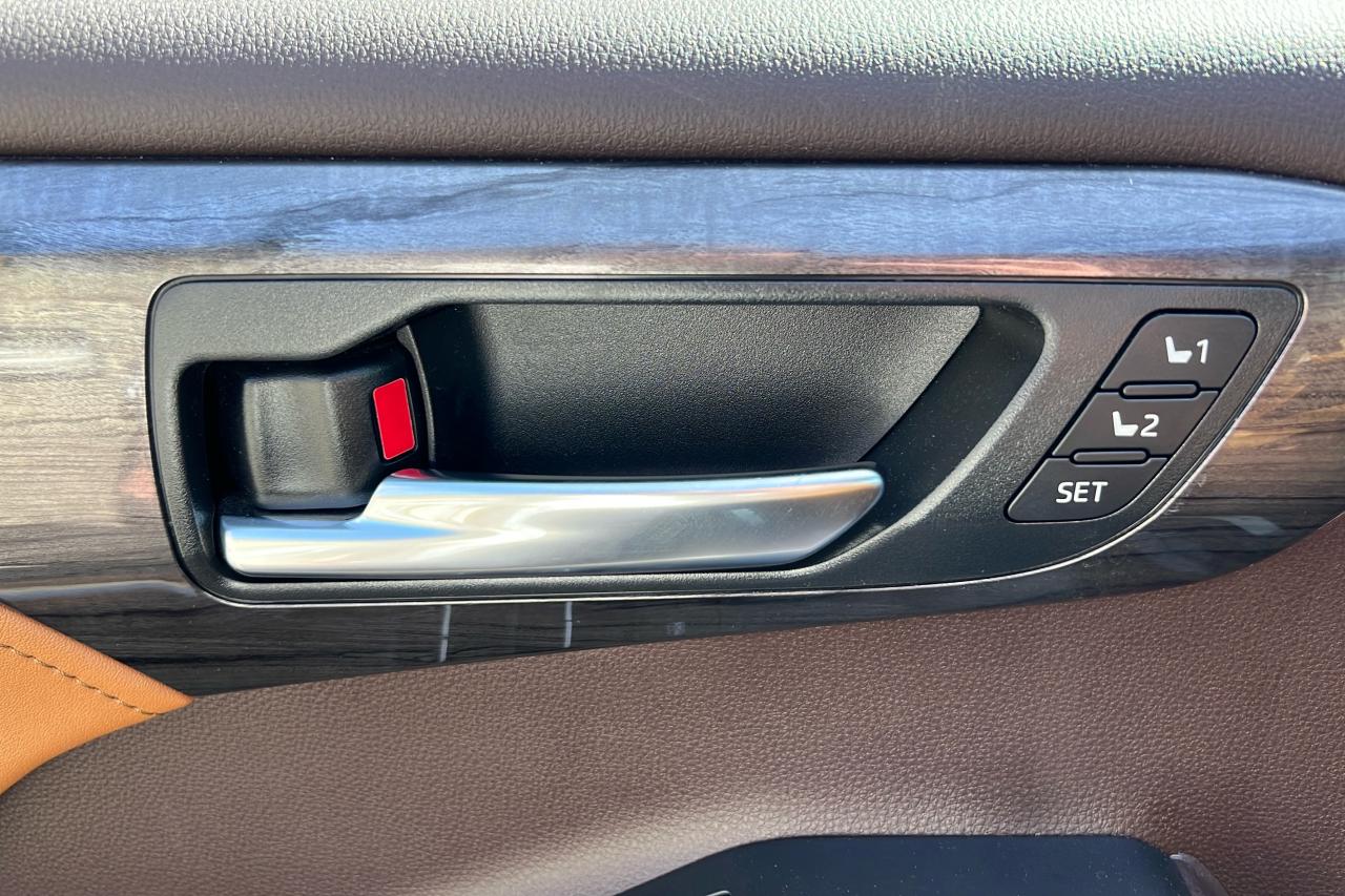 2021 Toyota Highlander Hybrid Limited AWD Platinum Photo