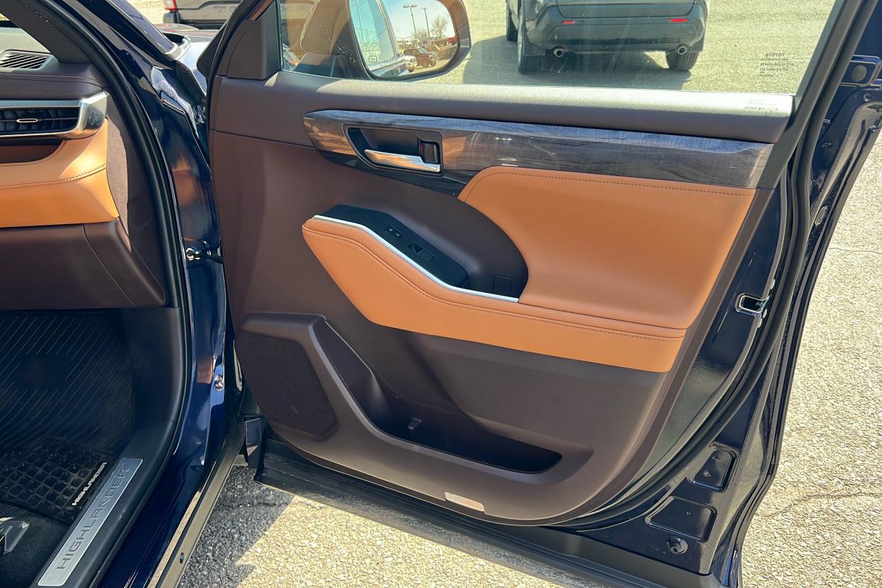 2021 Toyota Highlander Hybrid Limited AWD Platinum Photo