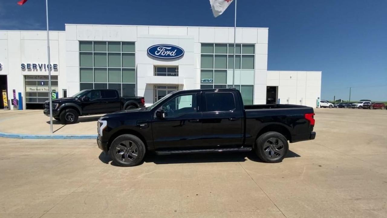 2023 Ford F-150 Lightning LARIAT 4WD SuperCrew 5.5' Box Photo4