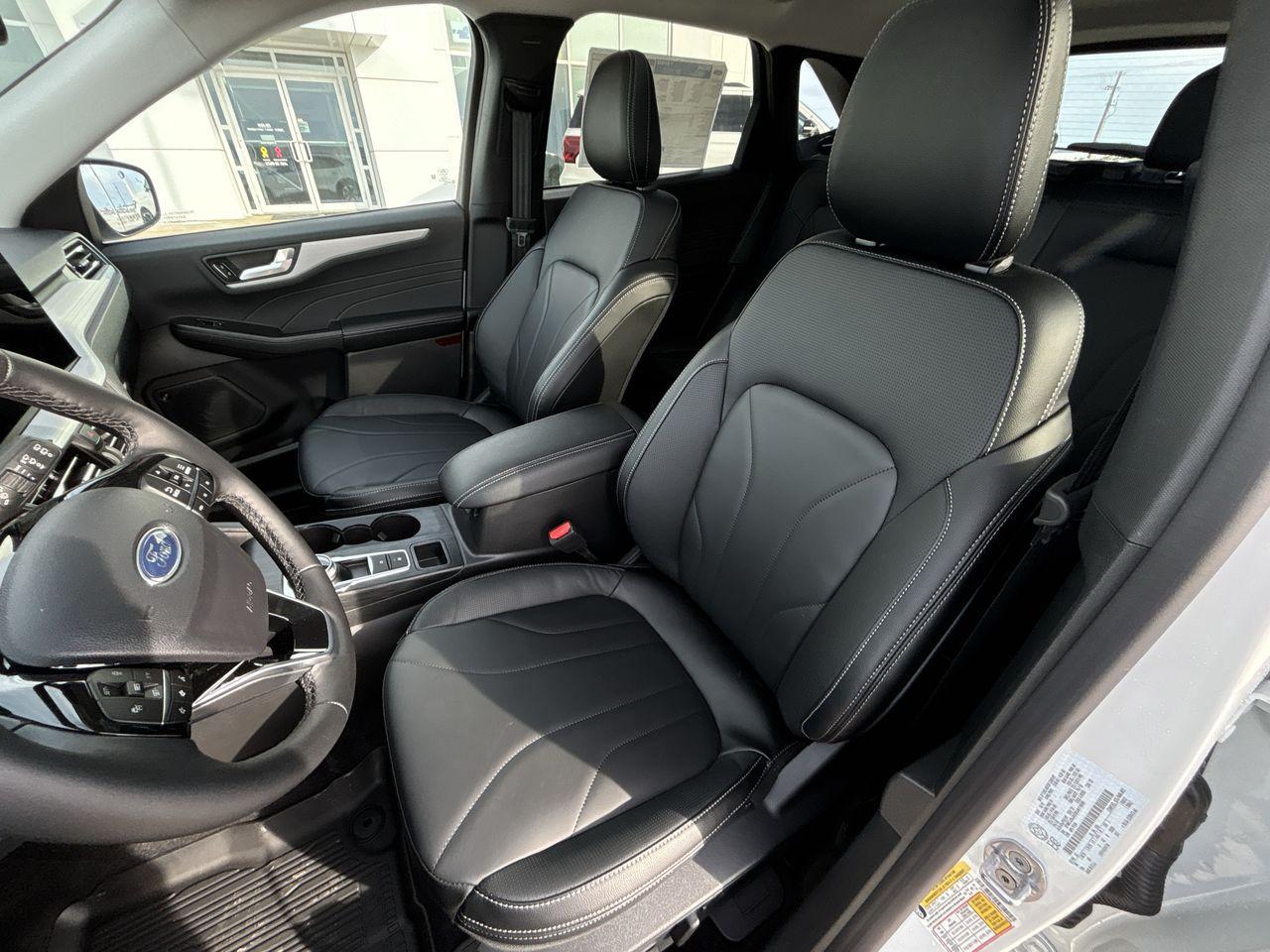 2025 Ford Escape Platinum AWD Photo5