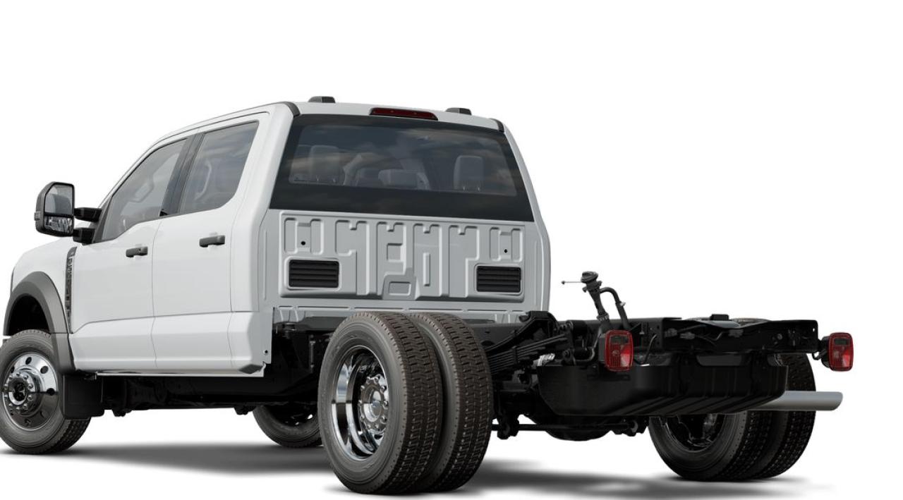 2025 Ford F-550 Super Duty DRW XLT 4WD Crew Cab 203 WB 84 CA Photo1