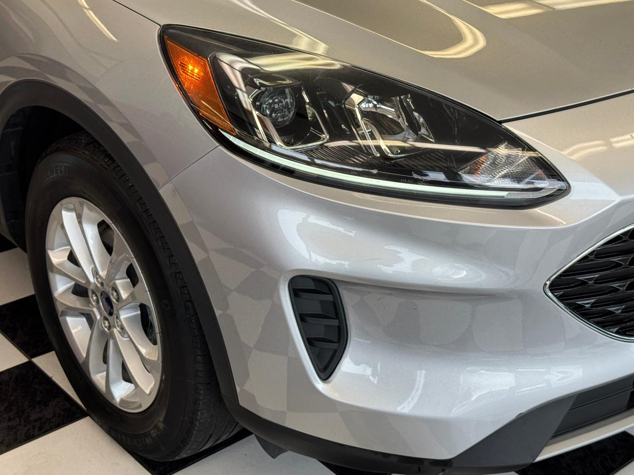 2020 Ford Escape SE+New Tires+ApplePlay+LaneDeparture+CLEANC CARFAX Photo