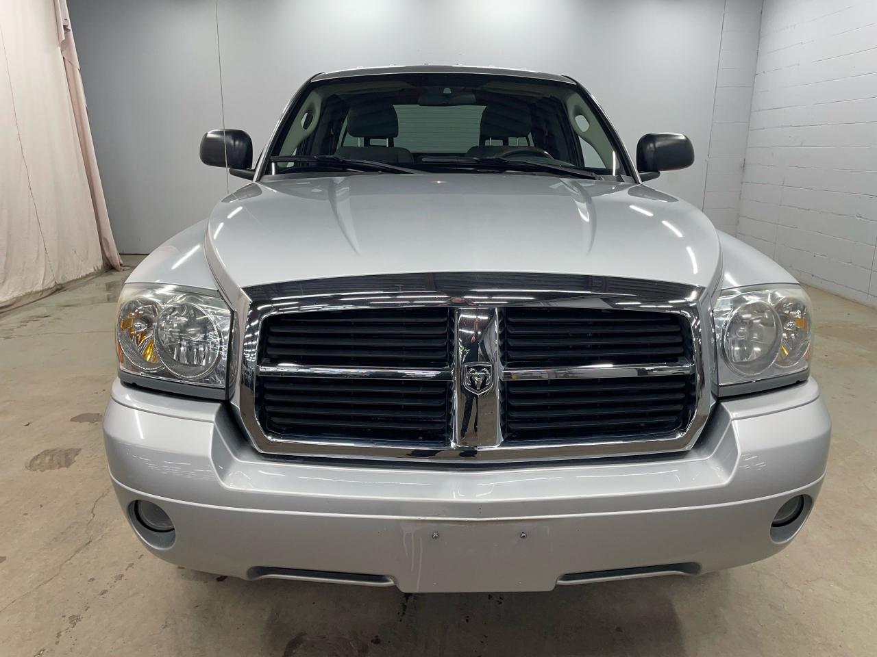 2005 Dodge Dakota SLT Photo2