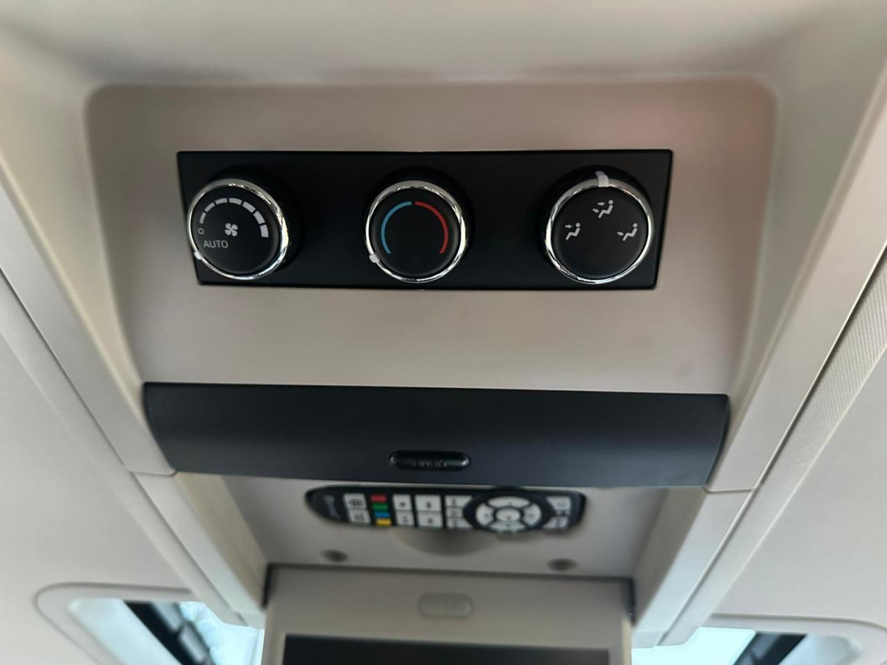 2014 Chrysler Town & Country TOURING - Photo #31