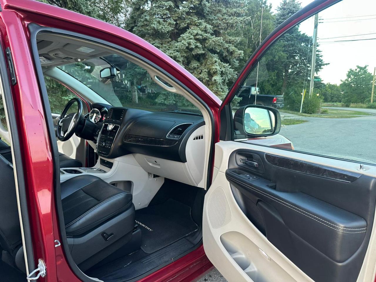 2014 Chrysler Town & Country TOURING - Photo #17