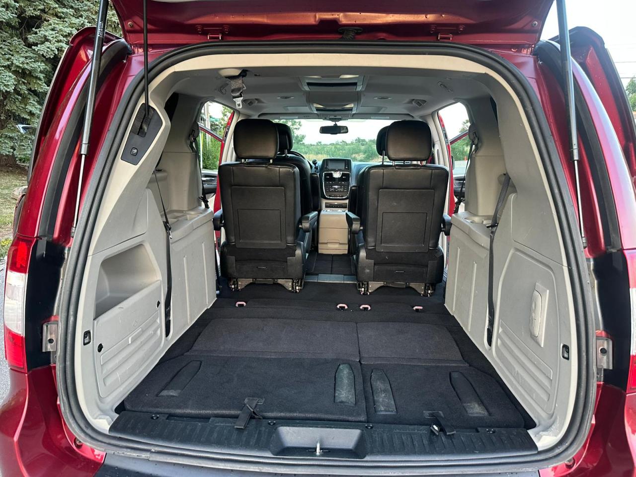 2014 Chrysler Town & Country TOURING - Photo #33