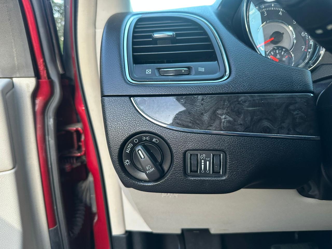 2014 Chrysler Town & Country TOURING - Photo #25