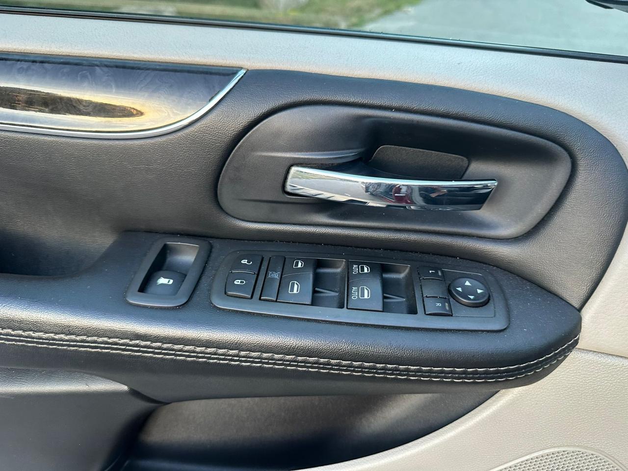 2014 Chrysler Town & Country TOURING - Photo #27