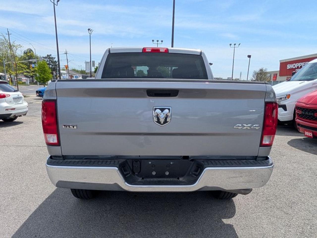 2023 RAM 1500 Classic SLT  **5.7L HEMI - 20 IN ALLOYS** Photo3