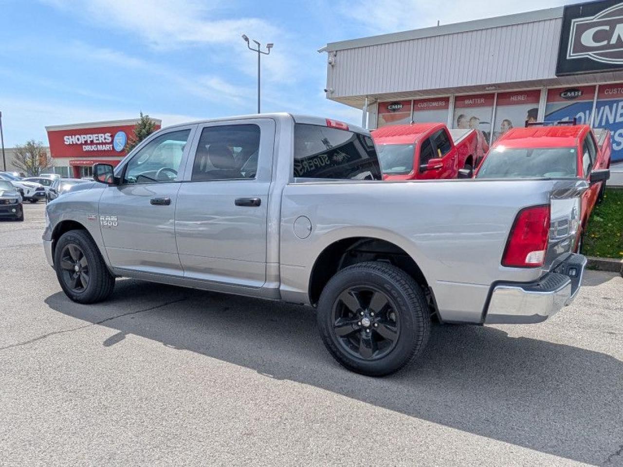 2023 RAM 1500 Classic SLT  **5.7L HEMI - 20 IN ALLOYS** Photo2