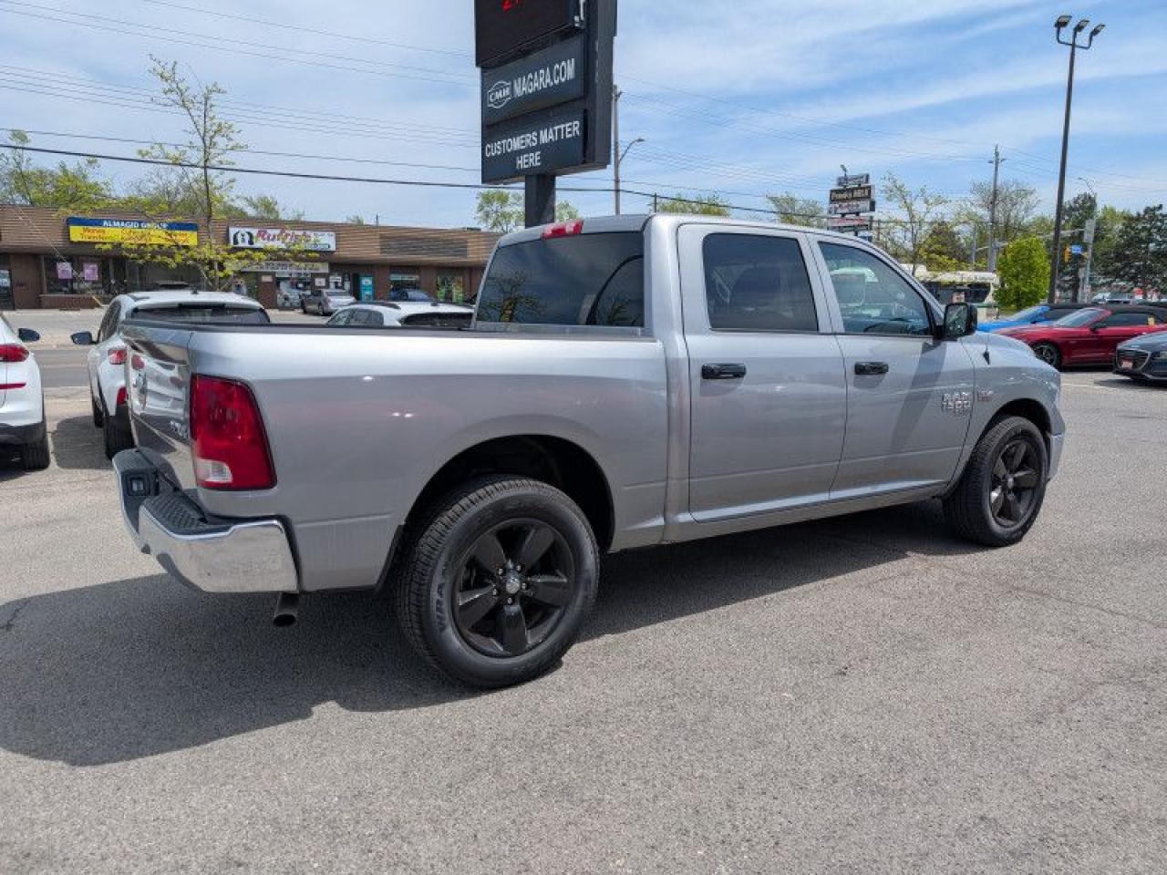 2023 RAM 1500 Classic SLT  **5.7L HEMI - 20 IN ALLOYS** Photo4