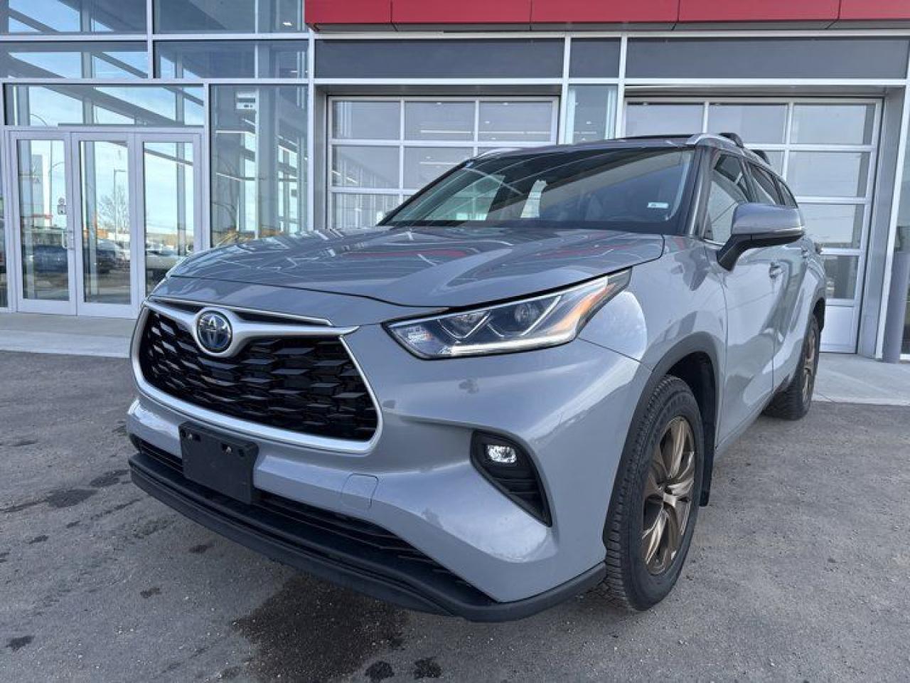 Used 2022 Toyota Highlander Hybrid XLE Bronze Edition for sale in Prince Albert, SK