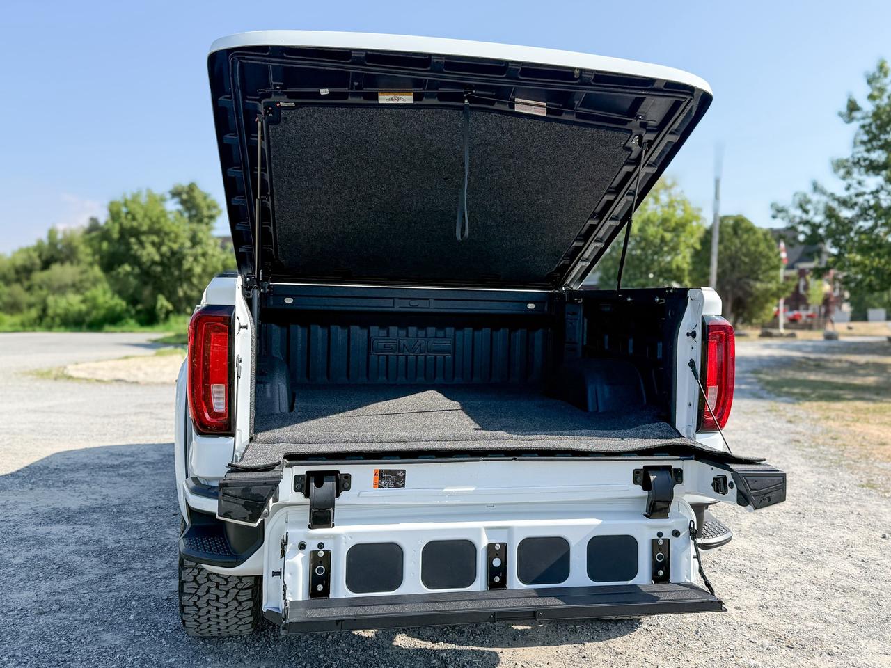 2025 GMC Sierra 1500 AT4 HARLEY DAVIDSON UPGRADE - 6.2L V8 WITH REMOTE START/ENTRY, SUNROOF, HEATED FRONT & REAR SEATS, VENTILATED FRONT SEATS, HEATED STEERING WHEEL, BOSE SOUND SYSTEM Photo
