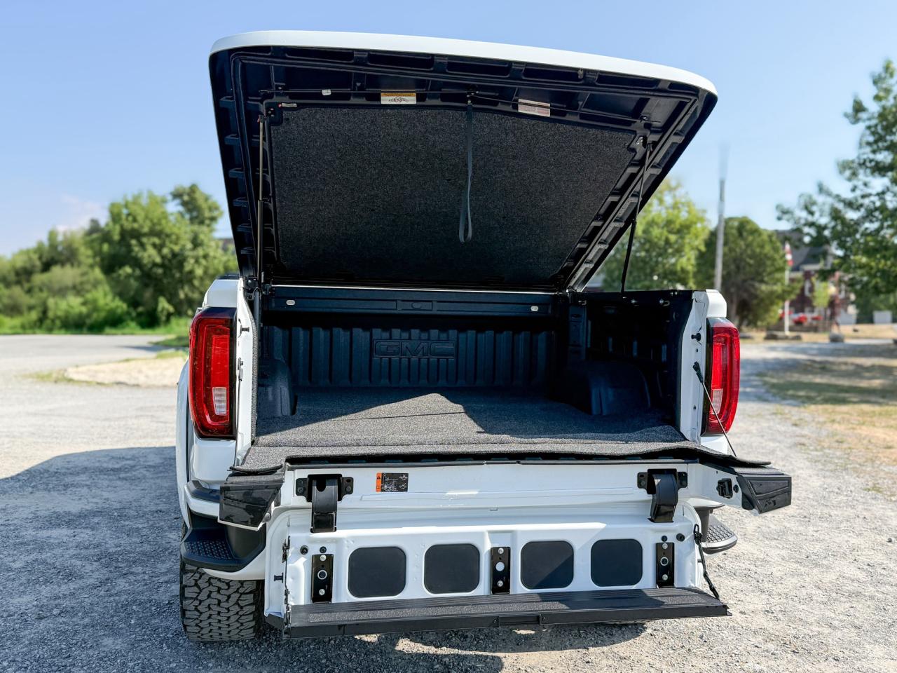 2025 GMC Sierra 1500 AT4 HARLEY DAVIDSON UPGRADE - 6.2L V8 WITH REMOTE START/ENTRY, SUNROOF, HEATED FRONT & REAR SEATS, VENTILATED FRONT SEATS, HEATED STEERING WHEEL, BOSE SOUND SYSTEM Photo