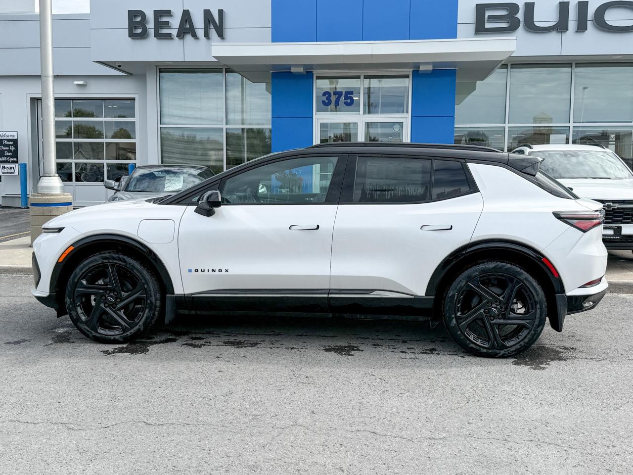 2025 Chevrolet Equinox EV RS FULLY ELECTRIC WITH REMOTE START/ENTRY, SUNROOF, HEATED SEATS, HEATED STEERING WHEEL, POWER LIFTGATE, HD SURROUND VISION Photo