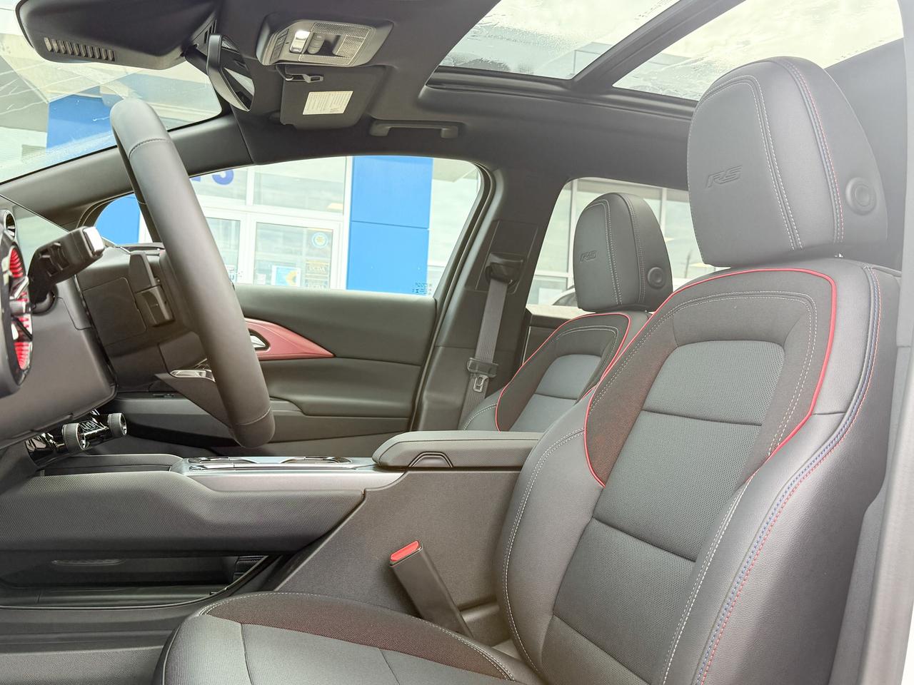 2025 Chevrolet Equinox EV RS FULLY ELECTRIC WITH REMOTE START/ENTRY, SUNROOF, HEATED SEATS, HEATED STEERING WHEEL, POWER LIFTGATE, HD SURROUND VISION Photo