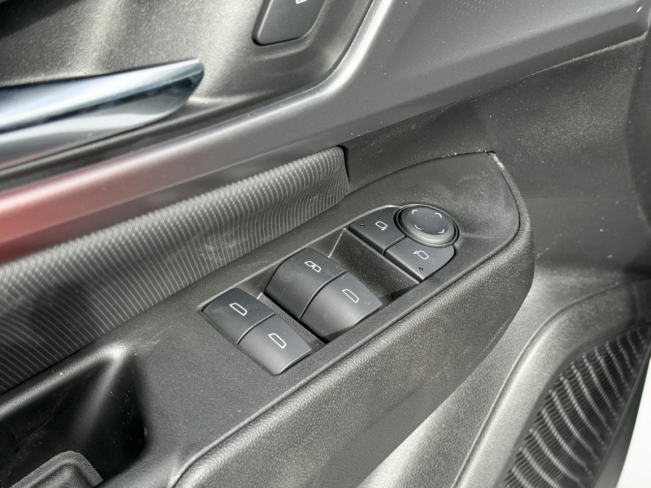 2025 Chevrolet Equinox EV RS FULLY ELECTRIC WITH REMOTE START/ENTRY, SUNROOF, HEATED SEATS, HEATED STEERING WHEEL, POWER LIFTGATE, HD SURROUND VISION Photo