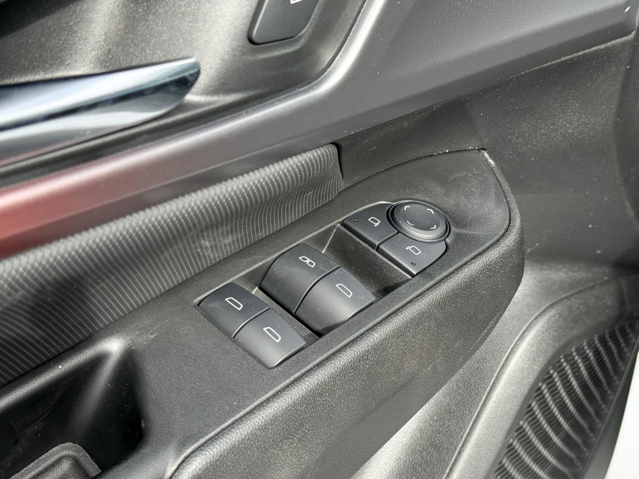 2025 Chevrolet Equinox EV RS FULLY ELECTRIC WITH REMOTE START/ENTRY, SUNROOF, HEATED SEATS, HEATED STEERING WHEEL, POWER LIFTGATE, HD SURROUND VISION Photo