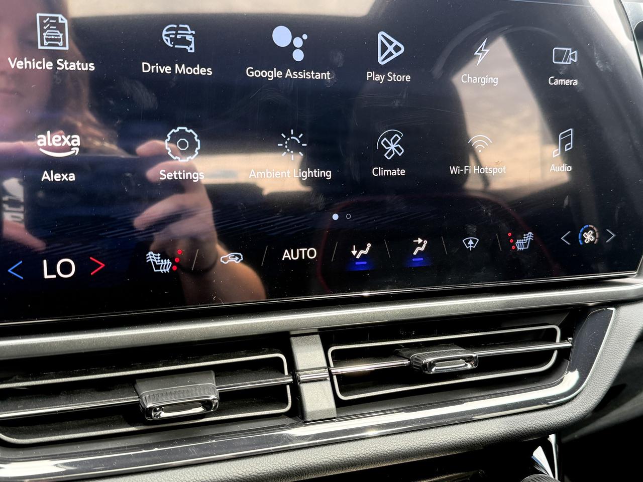 2025 Chevrolet Equinox EV RS FULLY ELECTRIC WITH REMOTE START/ENTRY, SUNROOF, HEATED SEATS, HEATED STEERING WHEEL, POWER LIFTGATE, HD SURROUND VISION Photo