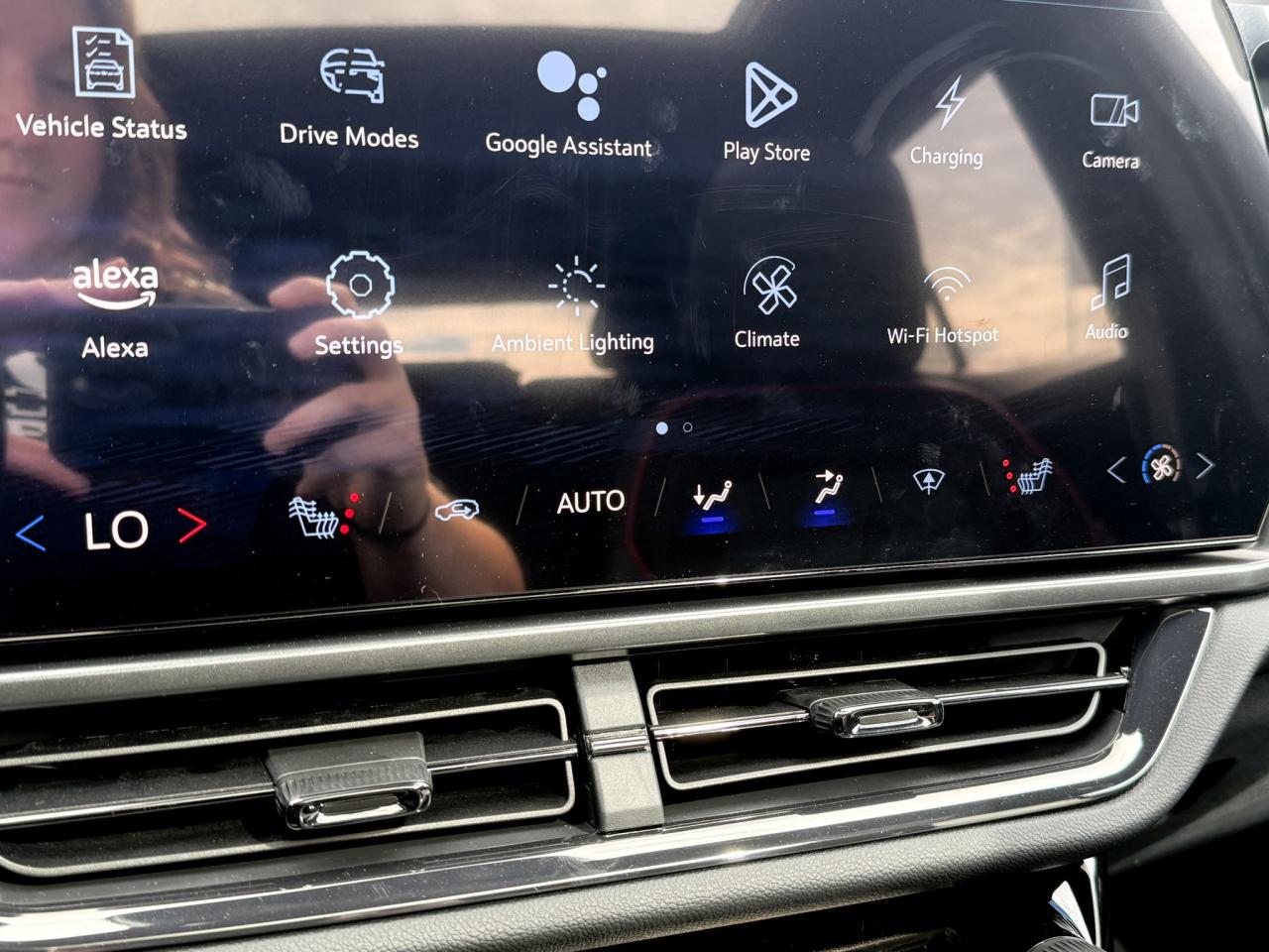 2025 Chevrolet Equinox EV RS FULLY ELECTRIC WITH REMOTE START/ENTRY, SUNROOF, HEATED SEATS, HEATED STEERING WHEEL, POWER LIFTGATE, HD SURROUND VISION Photo