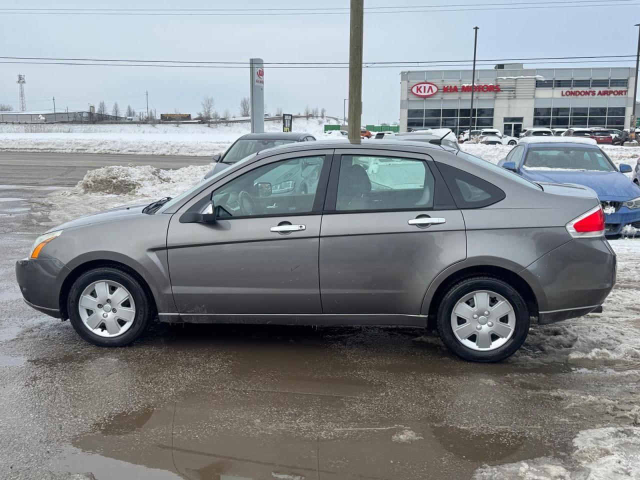 2010 Ford Focus SE, AUTO, ONLY 70,000KMS, SEDAN, CERTIFIED - Photo #2