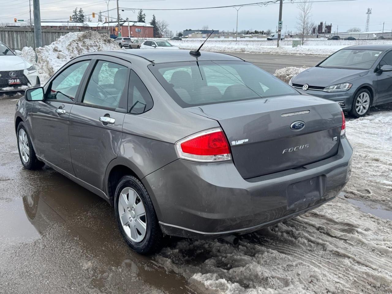 2010 Ford Focus SE, AUTO, ONLY 70,000KMS, SEDAN, CERTIFIED - Photo #3