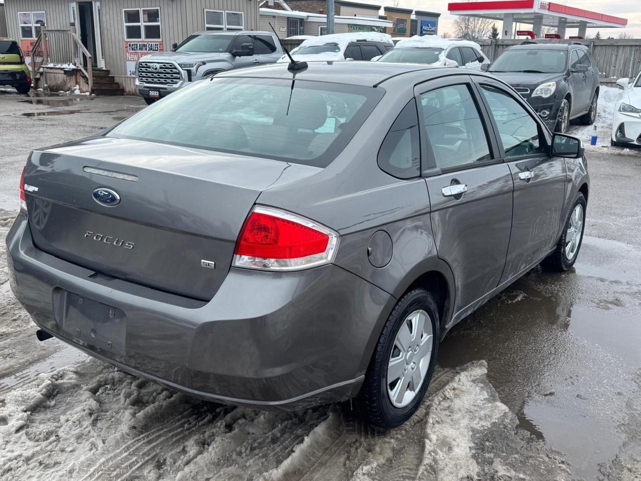 2010 Ford Focus SE, AUTO, ONLY 70,000KMS, SEDAN, CERTIFIED - Photo #5