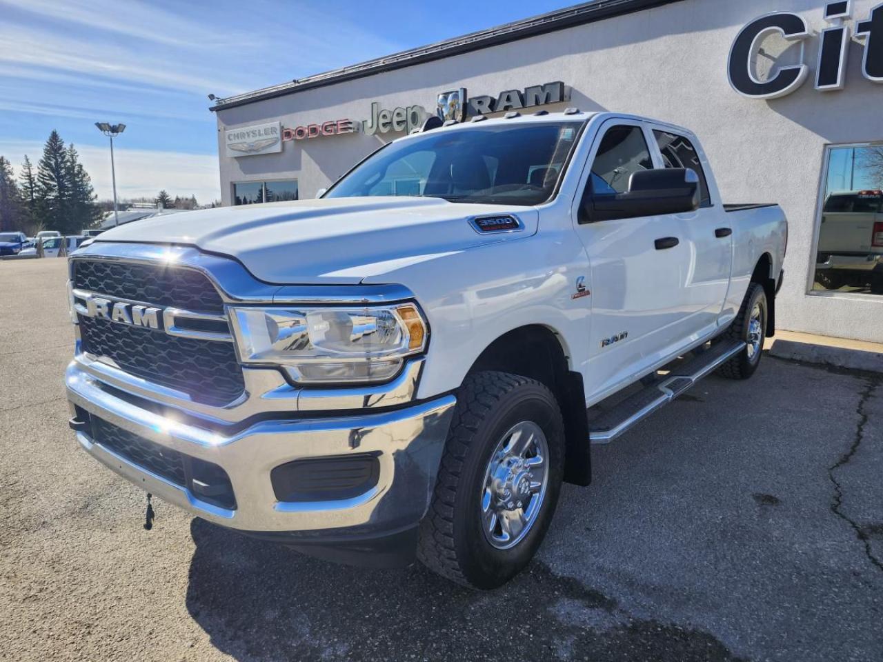 Used 2022 RAM 3500 Tradesman cabine d'équipe 4x4 caisse de 6 pi 4 po for sale in Medicine Hat, AB