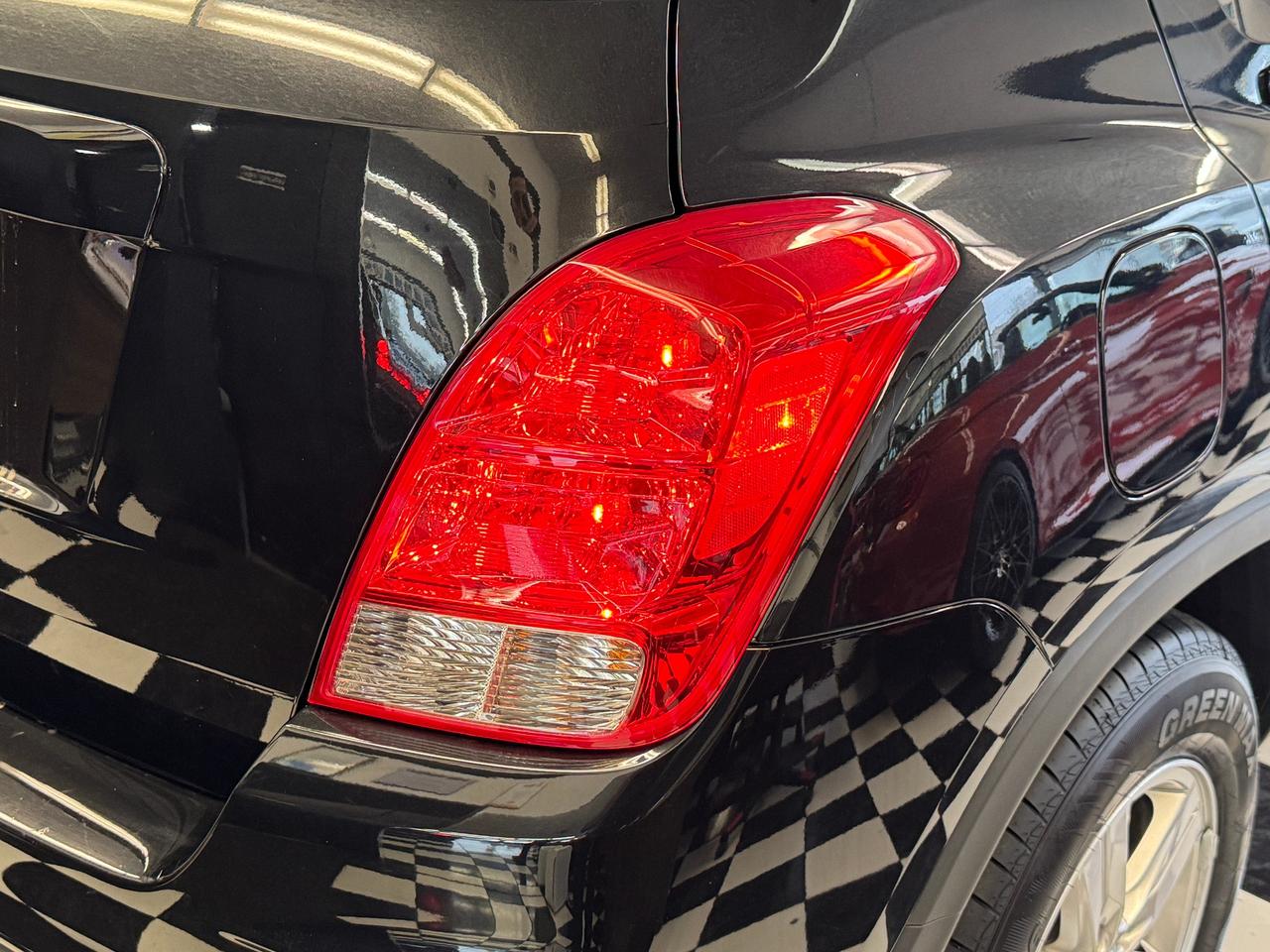 2018 Chevrolet Trax LS AWD+ApplePlay+New Tires+Cruise+CLEAN CARFAX Photo