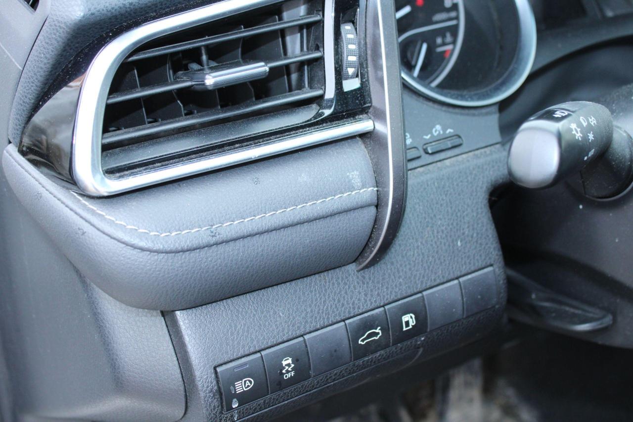 2018 Toyota Camry SE Auto with sunroof - Photo #14