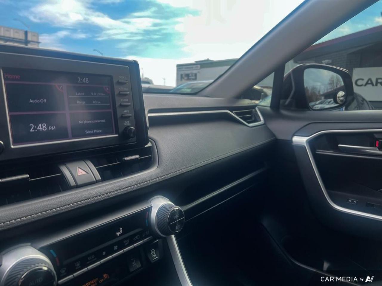 2021 Toyota RAV4 XLE / ROOF / HTD SEATS / BACKCAM / NO ACCIDENTS - Photo #24