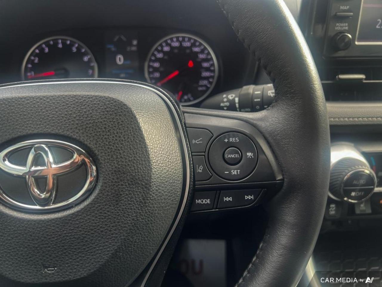 2021 Toyota RAV4 XLE / ROOF / HTD SEATS / BACKCAM / NO ACCIDENTS - Photo #22