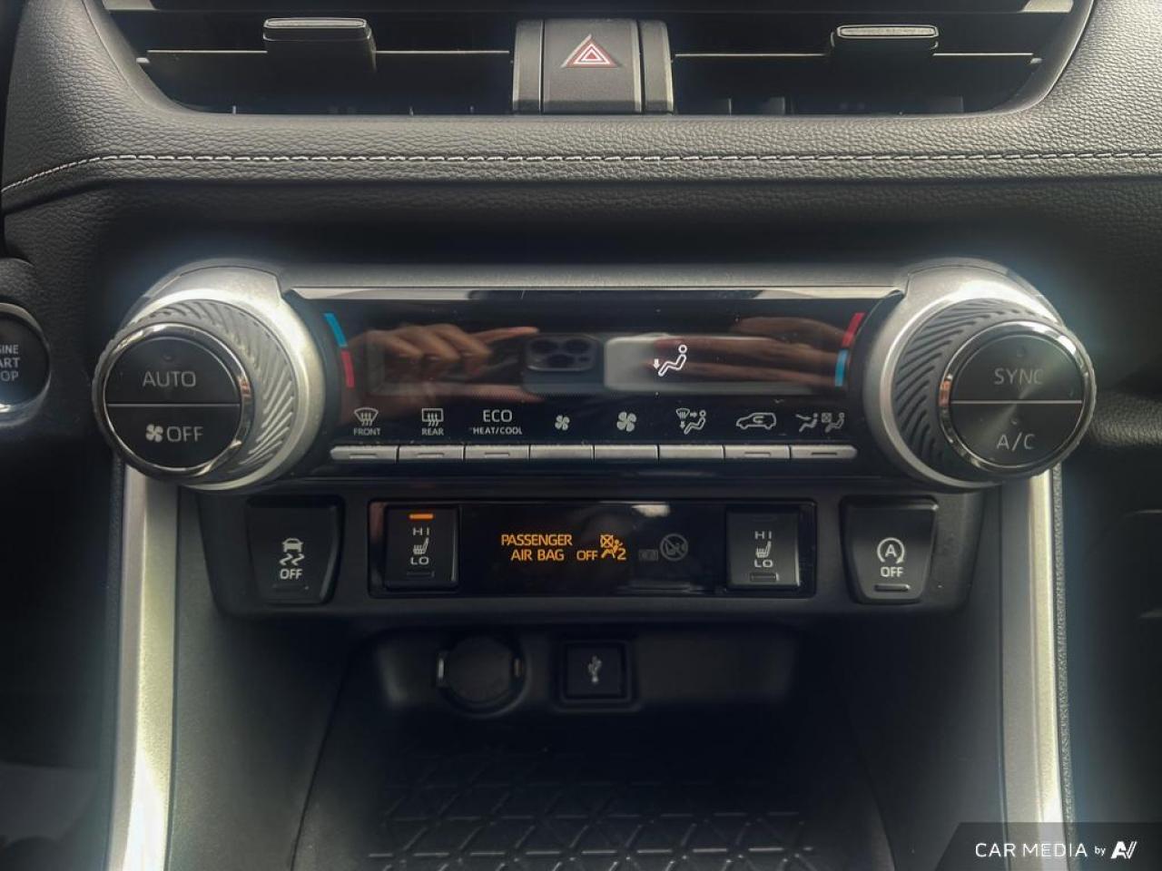 2021 Toyota RAV4 XLE / ROOF / HTD SEATS / BACKCAM / NO ACCIDENTS - Photo #17