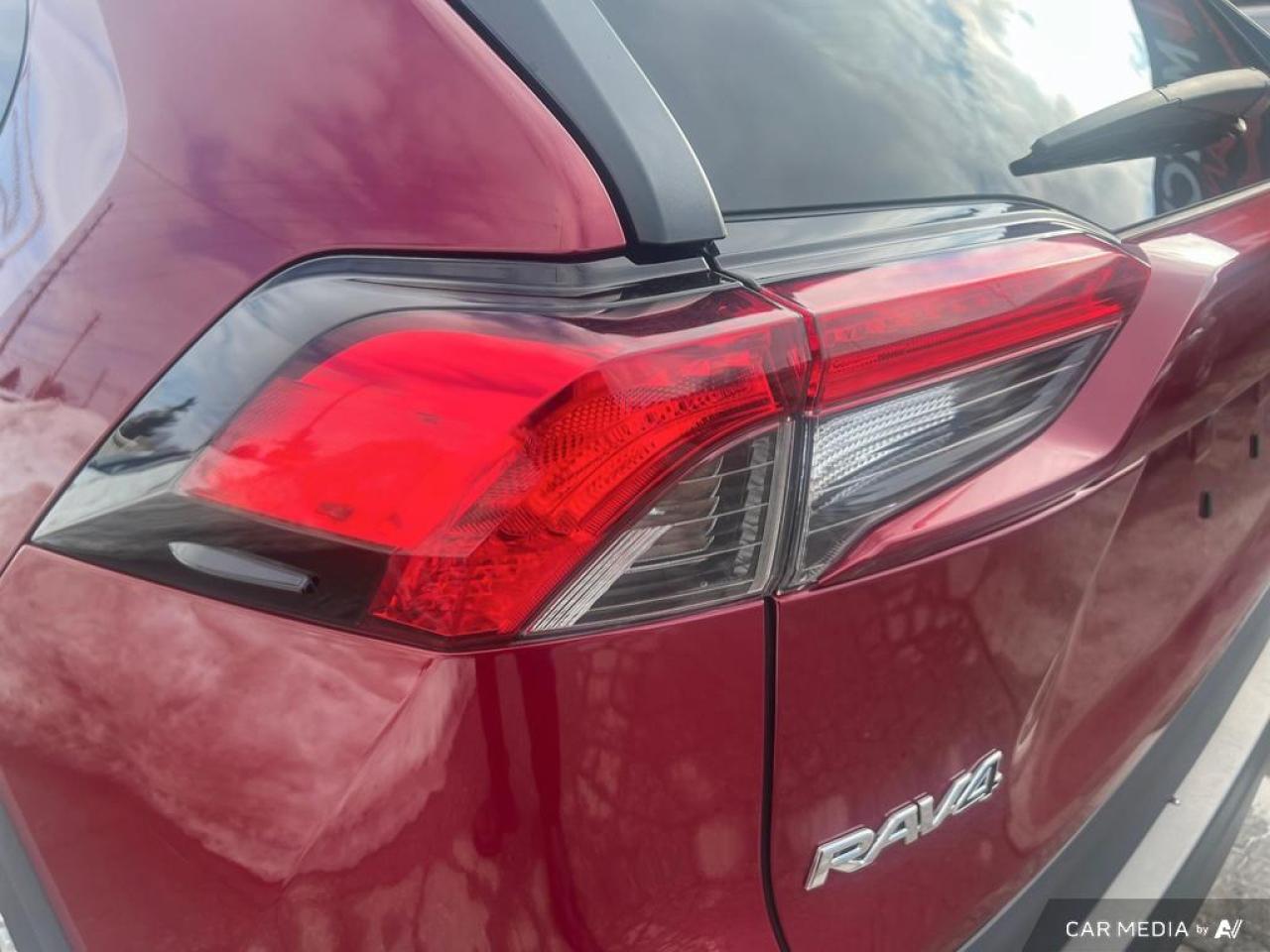 2021 Toyota RAV4 XLE / ROOF / HTD SEATS / BACKCAM / NO ACCIDENTS - Photo #8