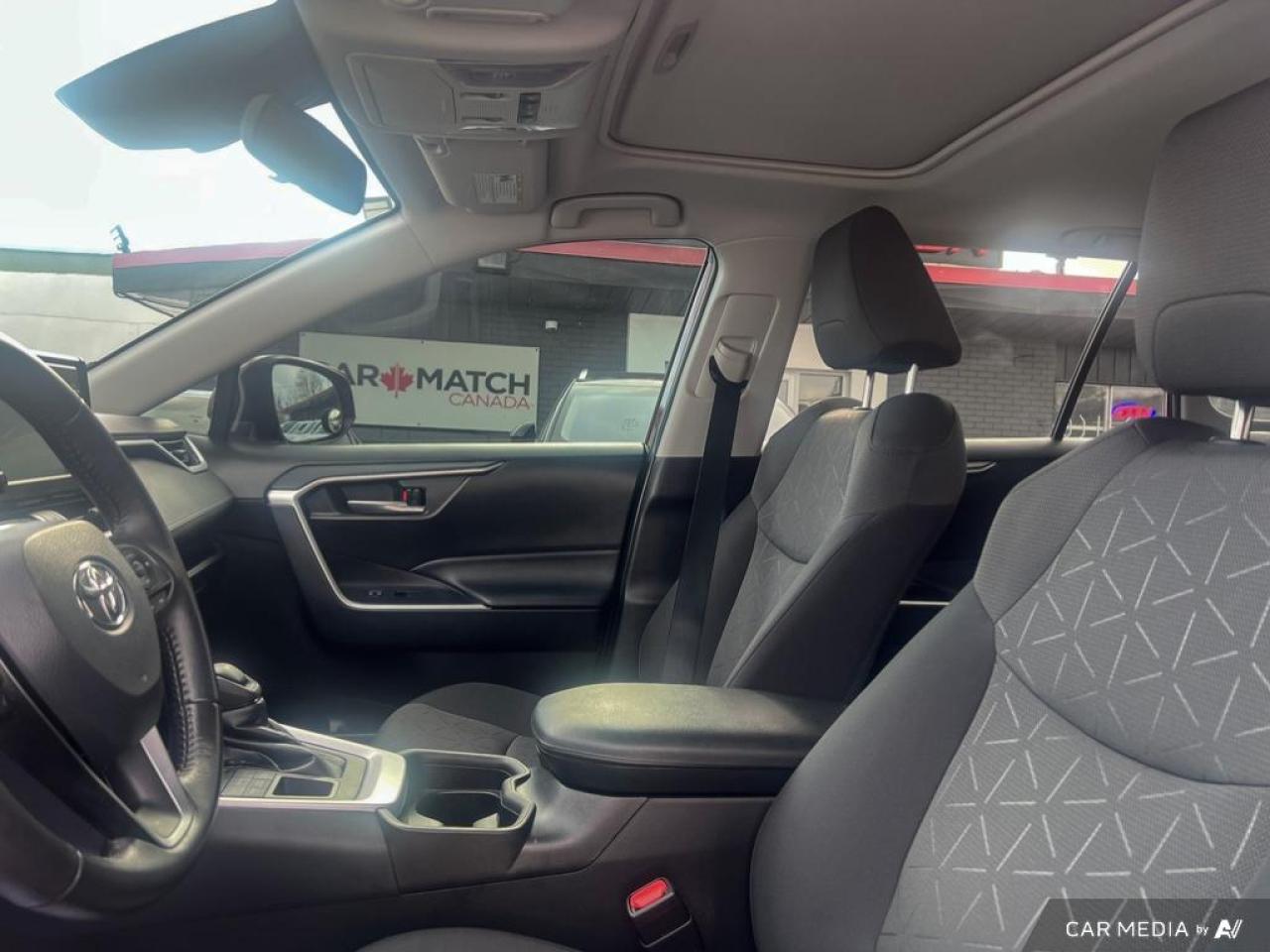 2021 Toyota RAV4 XLE / ROOF / HTD SEATS / BACKCAM / NO ACCIDENTS - Photo #10