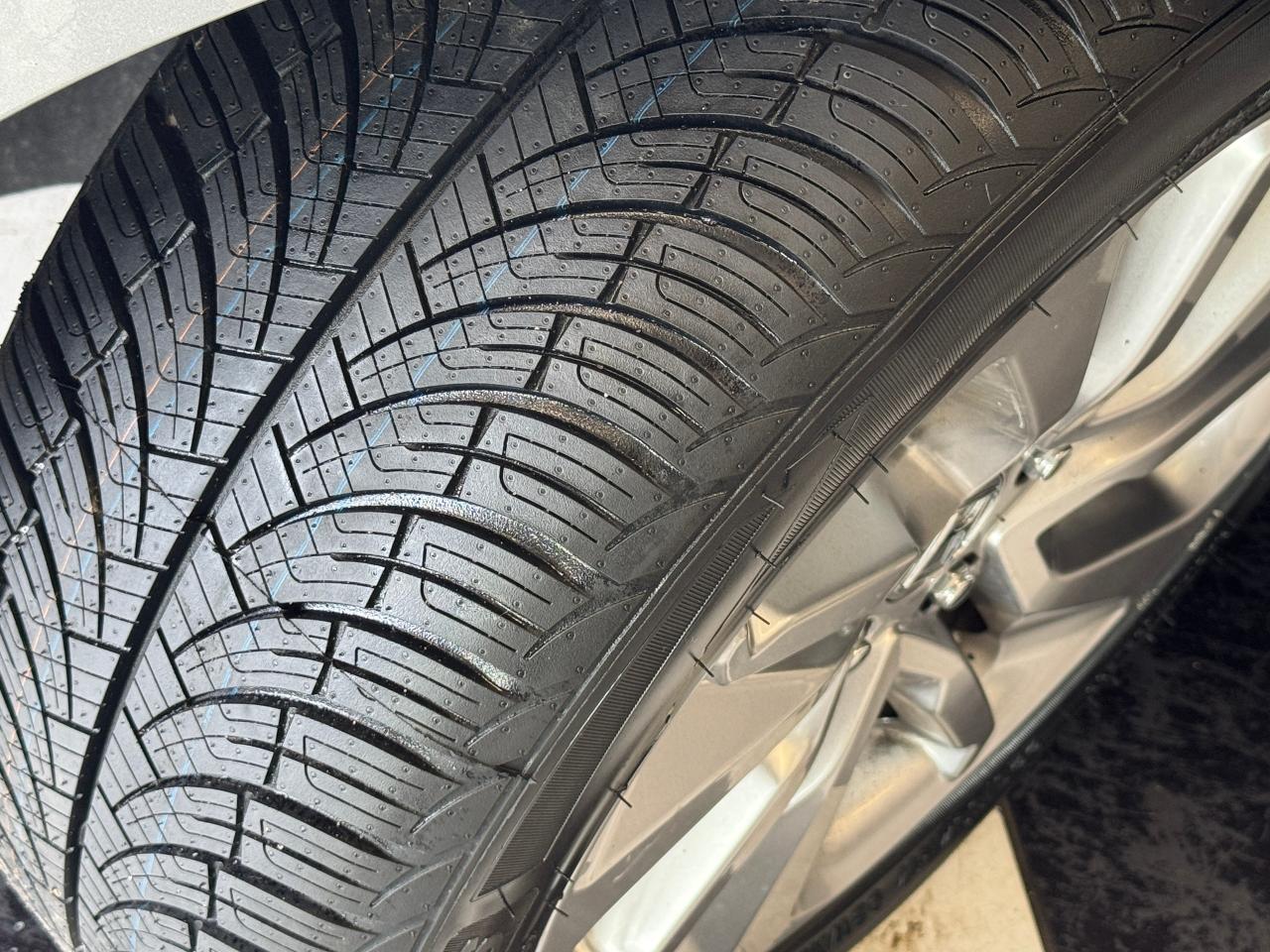 2019 Honda Accord LX+Adaptive Cruise+New Tires+Brakes+ACCIDENT FREE - Photo #4