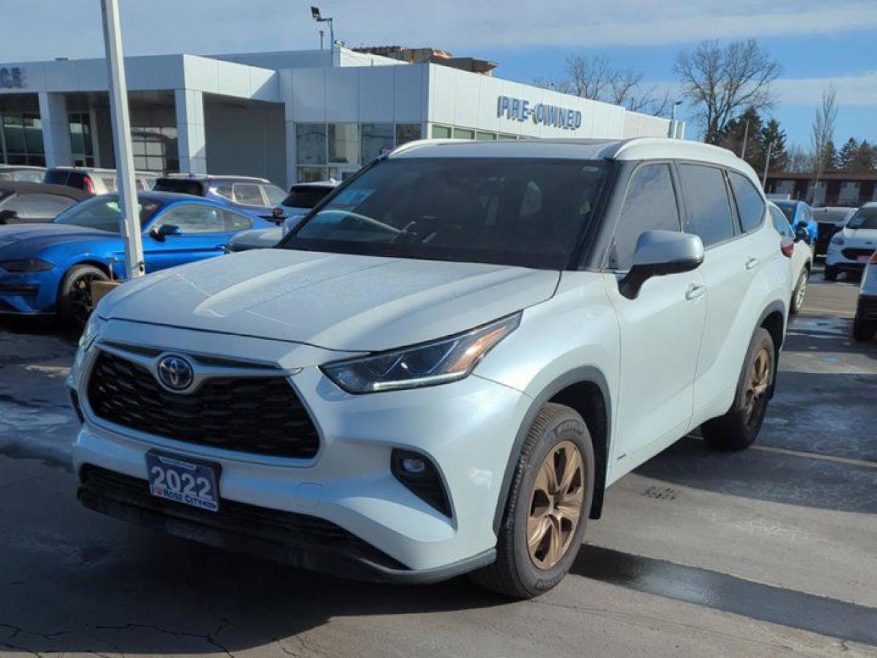 Used 2022 Toyota Highlander Hybrid XLE AWD Bronze Edition - Sunroof | SofTex Seats | Memory Seats | Power Liftgate | 18