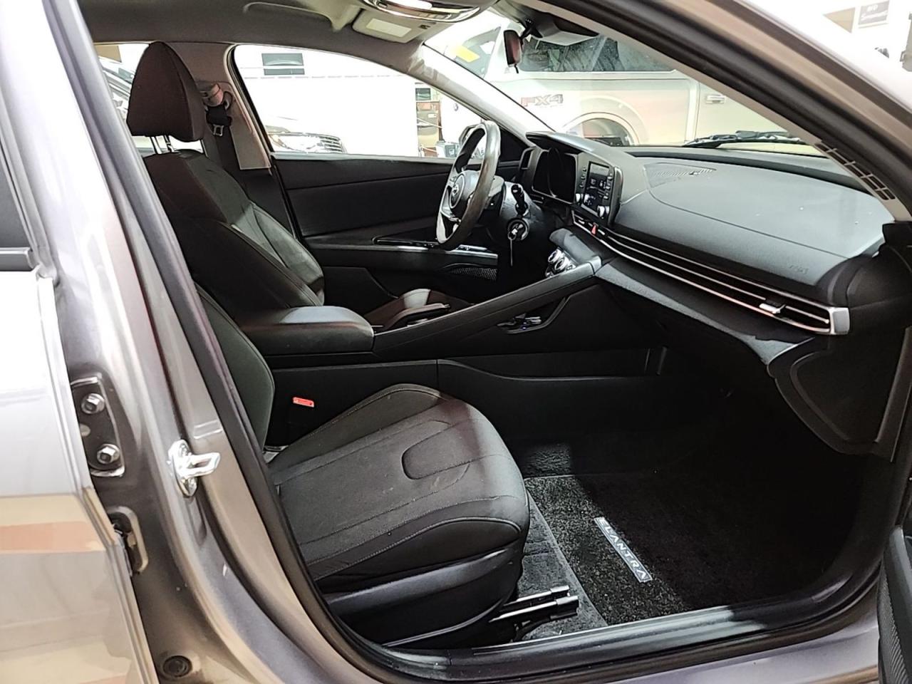 2023 Hyundai Elantra Essential IVT - Photo #4