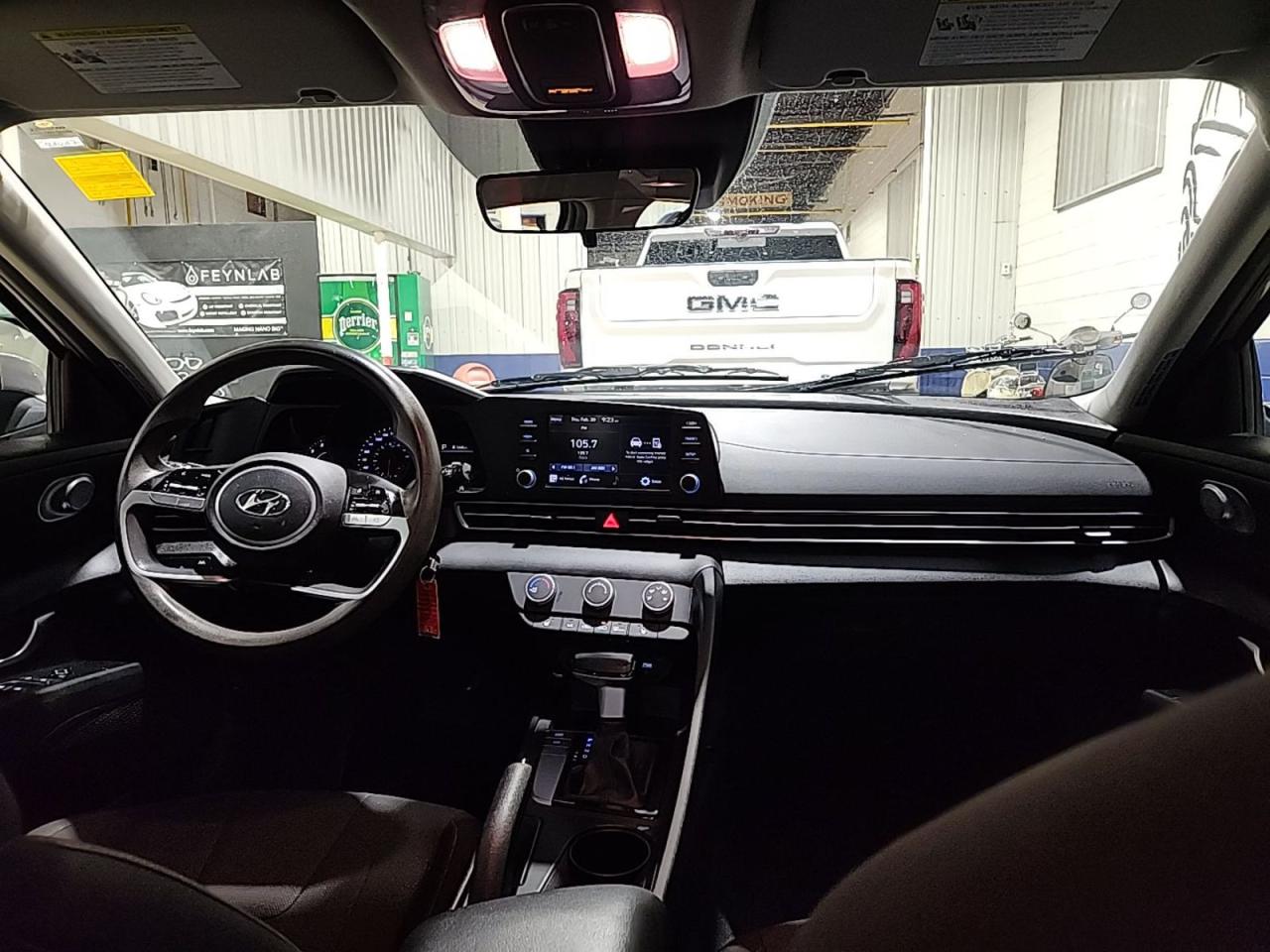 2023 Hyundai Elantra Essential IVT - Photo #3