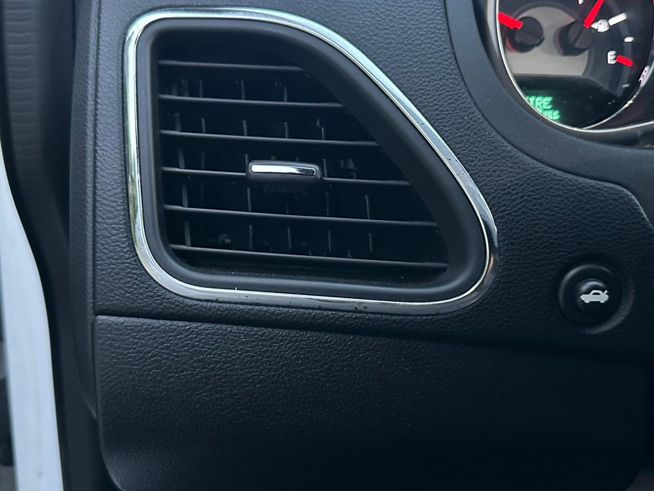 2012 Chrysler 200 4dr Sdn Limited - Photo #28