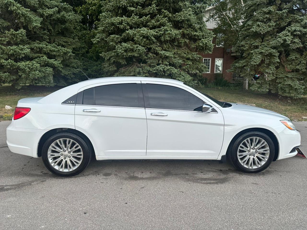 2012 Chrysler 200 4dr Sdn Limited - Photo #7