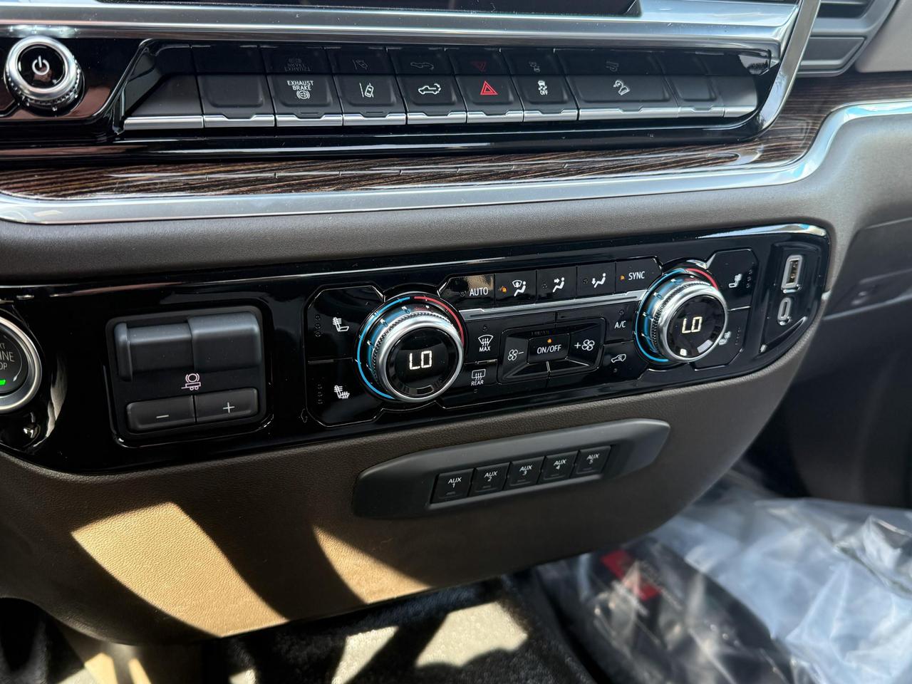 2025 GMC Sierra 3500 HD SLE 6.6L V8 DURAMAX WITH REMOTE START/ENTRY, HEATED SEATS, HEATED STEERING WHEEL, CRUISE CONTROL, VINYL FLOORING, HD REAR VISION CAMERA, APPLE CARPLAY AND ANDROID AUTO Photo