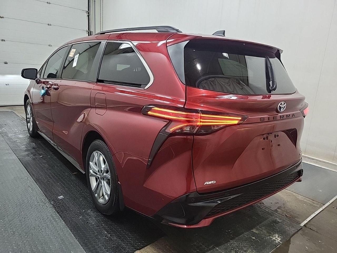 2021 Toyota Sienna XSE 7-Passenger AWD - Photo #5