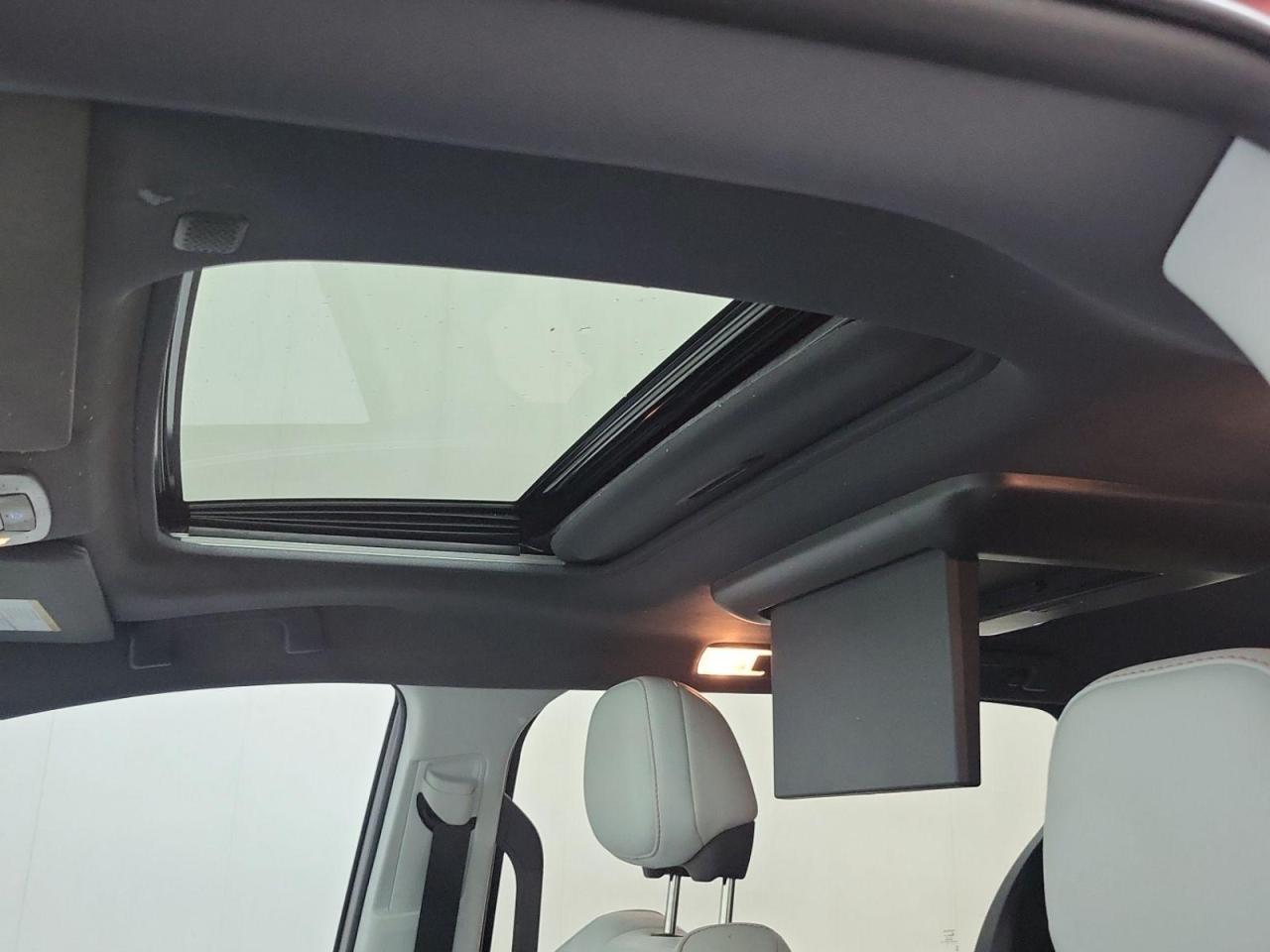 2021 Toyota Sienna XSE 7-Passenger AWD - Photo #9