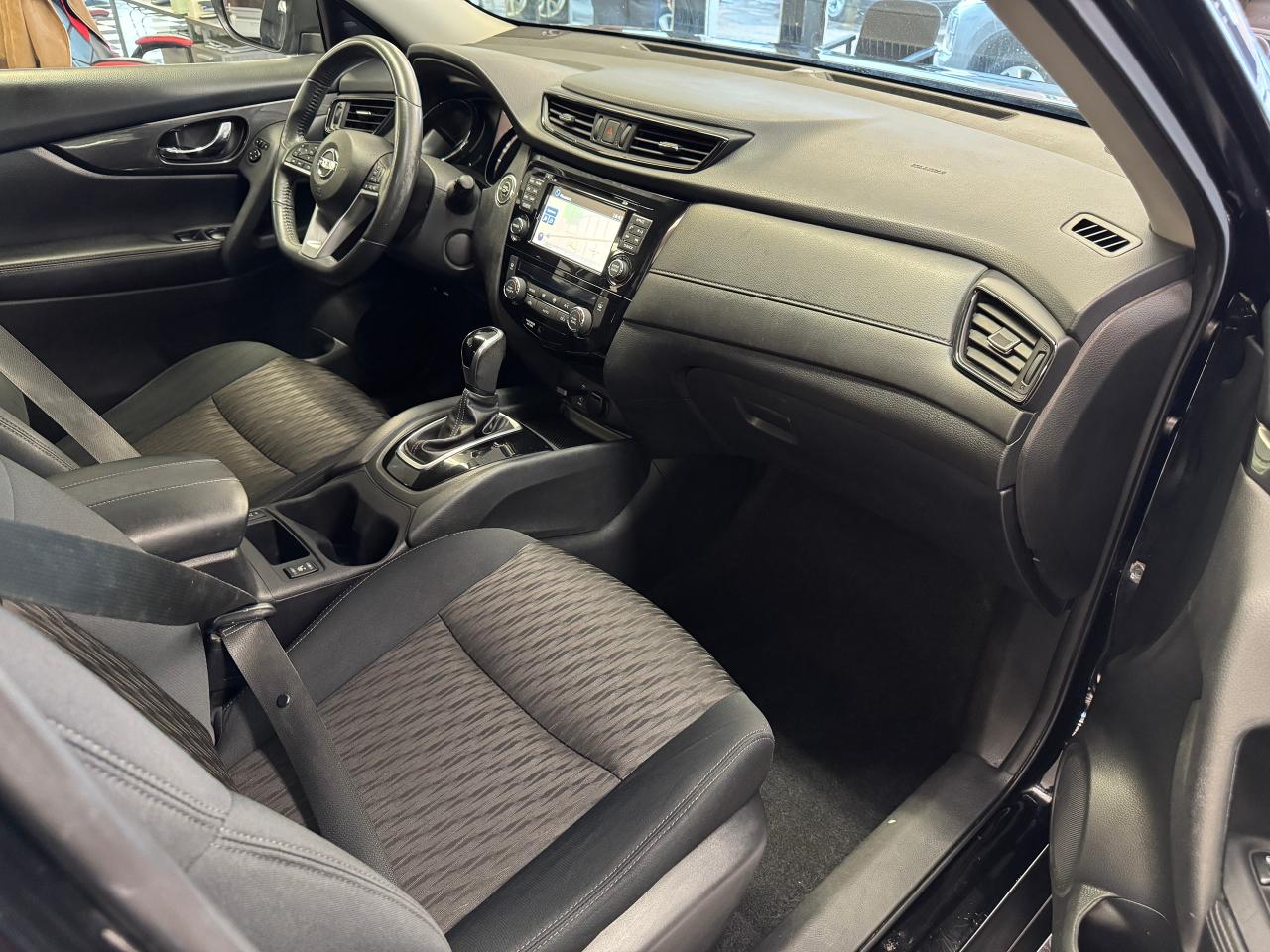 2017 Nissan Rogue SV Tech AWD+GPS+PANO Roof+Remote Start+360 Camera - Photo #24