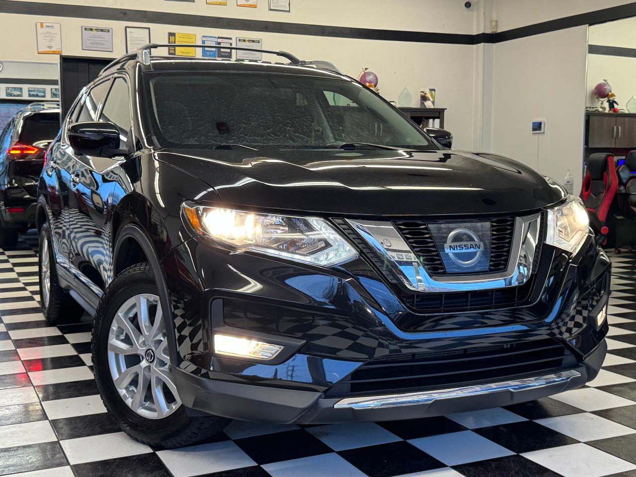 2017 Nissan Rogue SV Tech AWD+GPS+PANO Roof+Remote Start+360 Camera Photo18